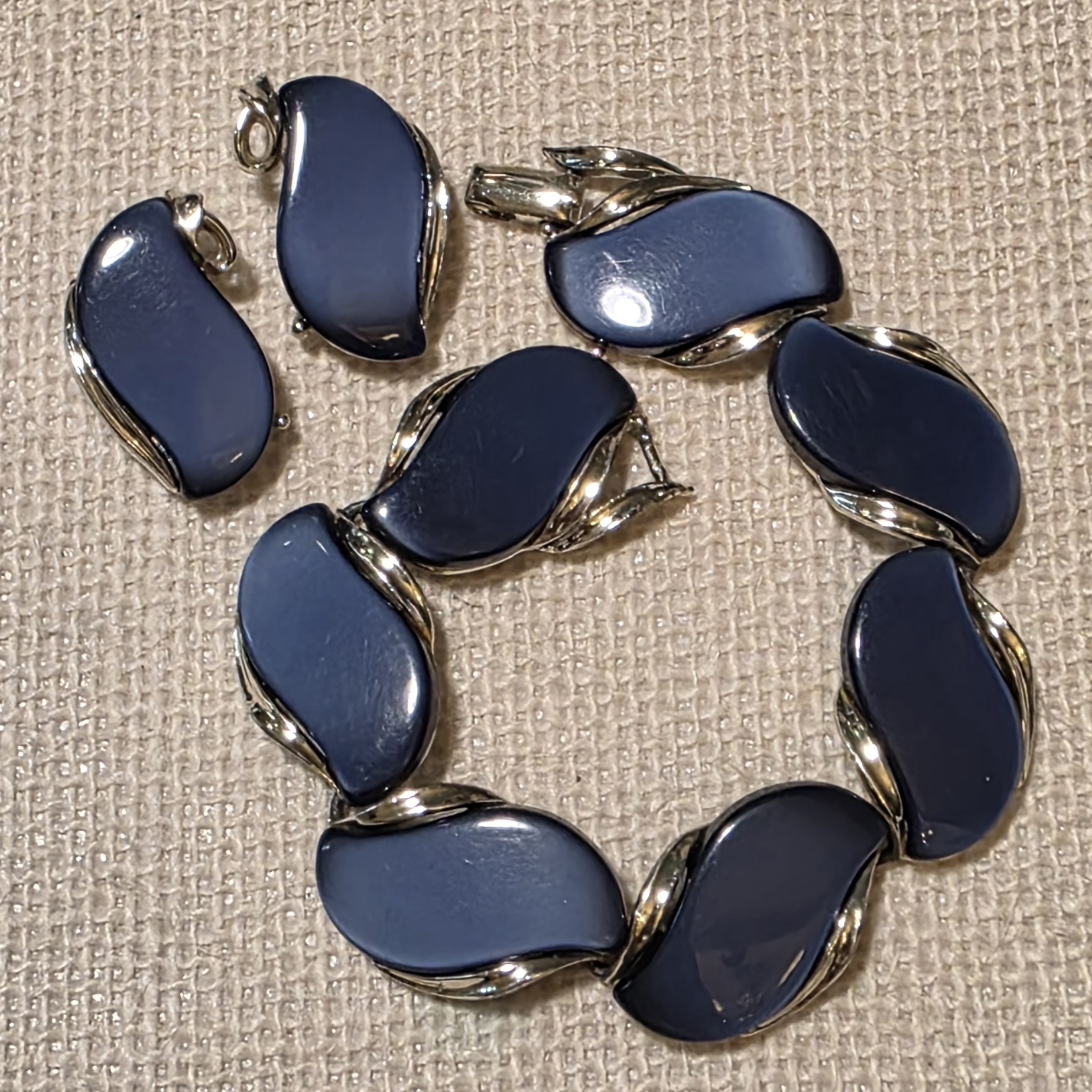 Vintage Lisner Bracelet Set 25$
